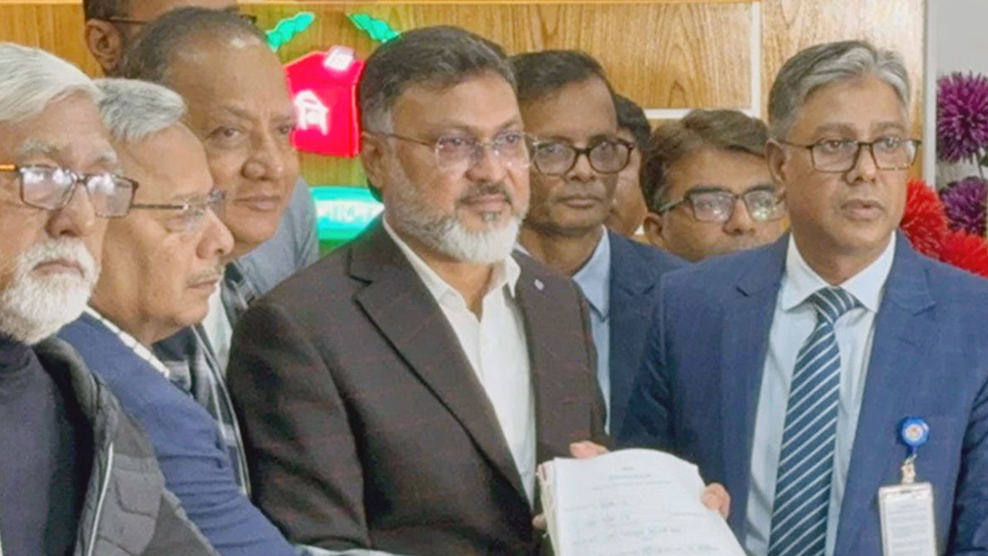 ঢাকা-১৫ আসনে মনোনয়নপত্র জমা দিলেন বিএনপি প্রার্থী মিল্টন