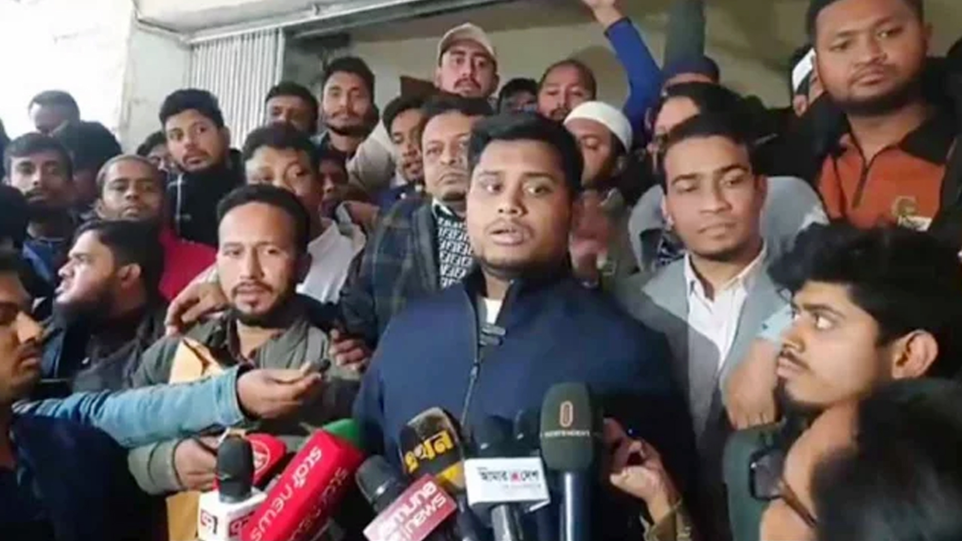 প্রশাসন মনে হচ্ছে বিএনপির দিকে ঝুঁকে গিয়েছে: হাসনাত আবদুল্লাহ