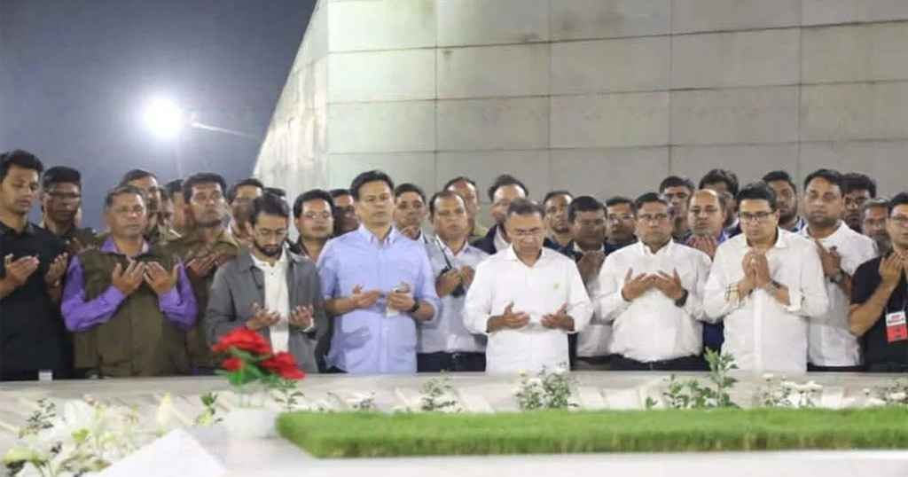 প্রচারণা শেষে বাবা–মায়ের কবর জিয়ারত করে ঘরে ফিরলেন তারেক রহমান