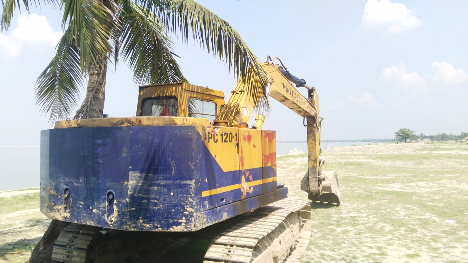 শরীয়তপুর কুন্ডেরচর অতিদরিদ্রদের অভাব নেই; তবুও ইজিপিপি'র কাজে ভেকু মেশিন!