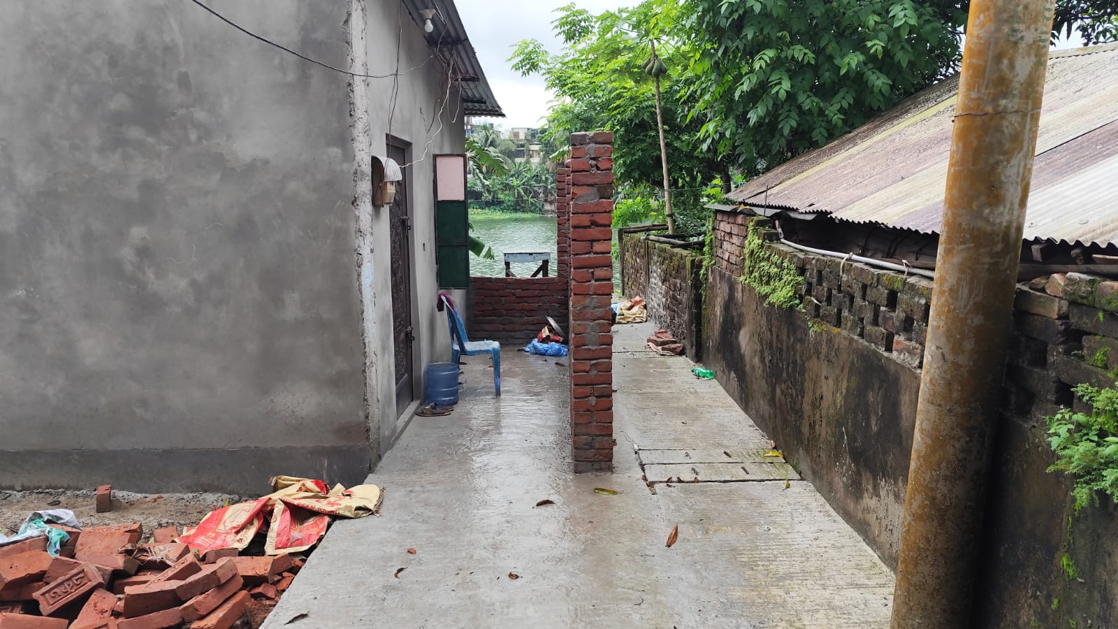 কুমিল্লা নগরীর ৪নং ওয়ার্ডে রাস্তা দখল করে ওয়াল নির্মাণের অভিযোগ