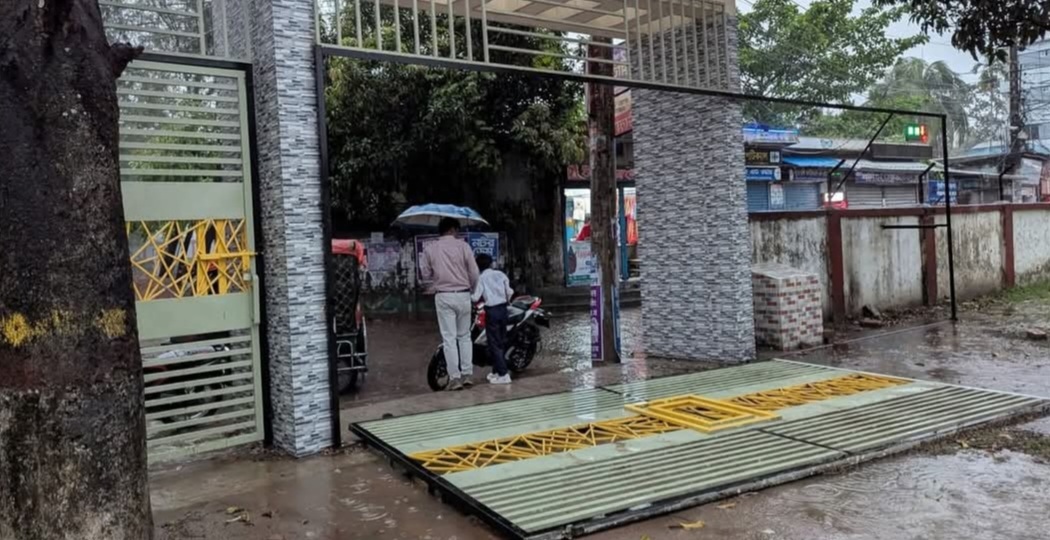 কালবৈশাখী ঝড়ে পটুয়াখালী কালেক্টরেট স্কুলের গেট ভেঙে পড়ে এক শিক্ষার্থী আহত