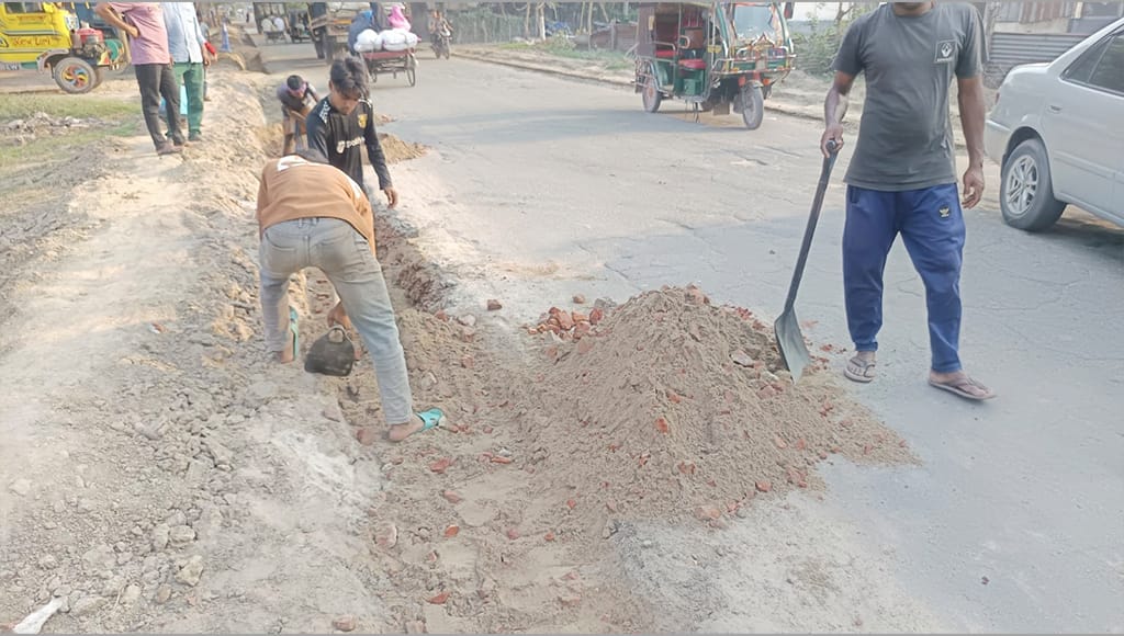 ২৬ কোটি টাকার সড়ক নির্মাণে বালুর সঙ্গে মাটি দিয়ে অনিয়মের অভিযোগ!