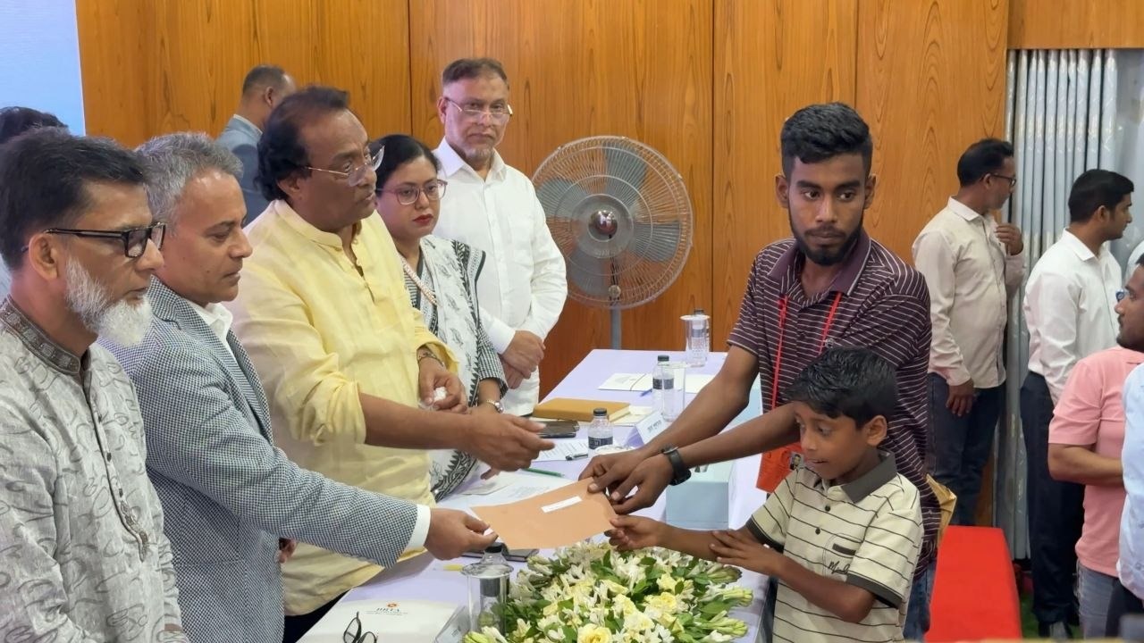 রাজবাড়ীতে সড়ক দুর্ঘটনায় ক্ষতিগ্রস্ত ৬২ জনের মাঝে প্রায় ২ কোটি ৬০ লাখ টাকার চেক বিতরণ