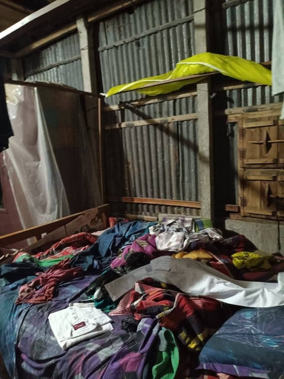 রাজবাড়ীতে গভীর রাতে দুর্ধর্ষ ডাকাতি ৮ লক্ষাধিক টাকার মালামাল লুট