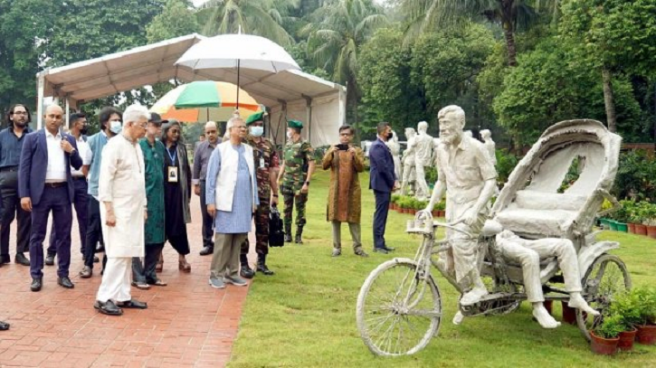 প্রধান উপদেষ্টা জুলাই স্মৃতি জাদুঘর পরিদর্শন করলেন